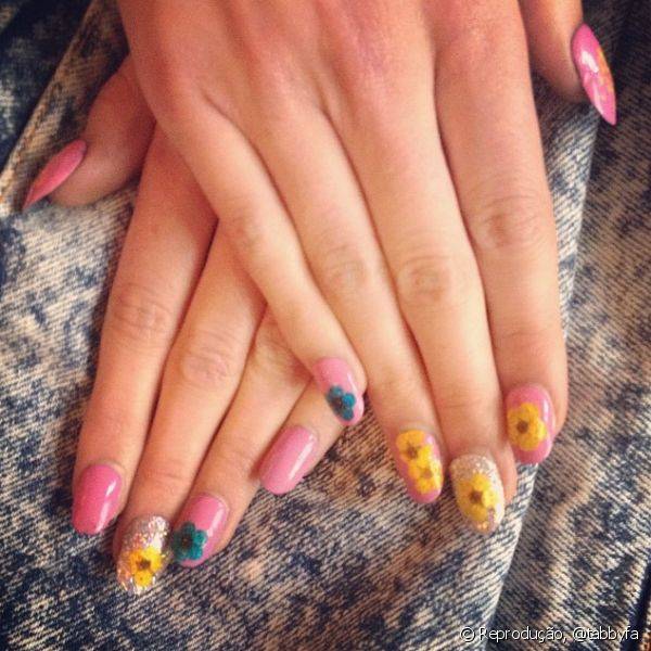 A manicure divulgou recentemente em seu Instagram uma nail art que envolvia um esmalte rosa pastel como fundo para desenhos florais